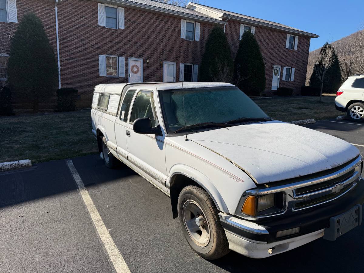 Chevy-s10-pickup-1996-white-1