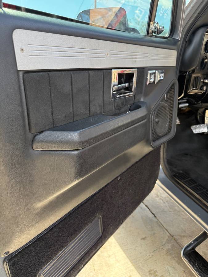 Chevy-silverado-1984-23