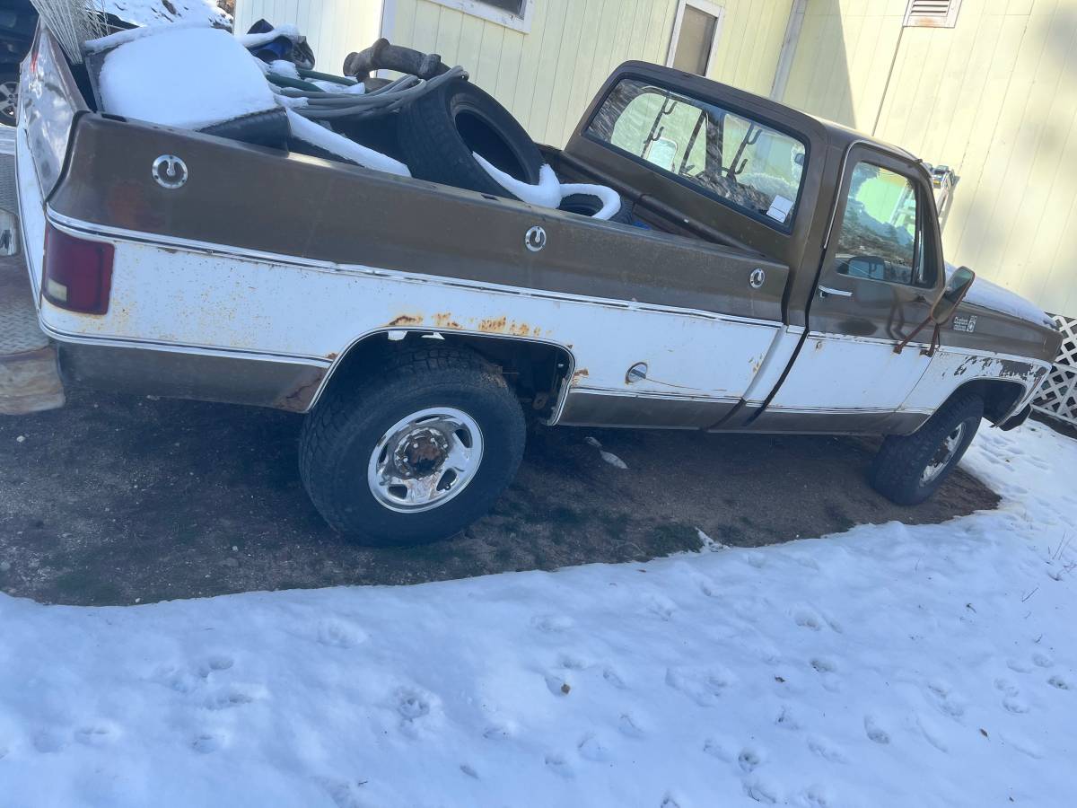 Chevy-silverado-2500hd-1978-white-1
