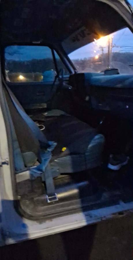 Chevy-square-body-1986-grey-3