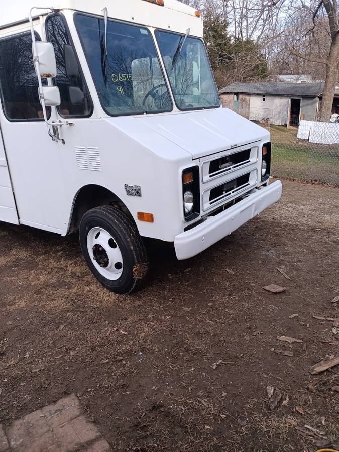 Chevy-stepvan-p30-1991-white-1