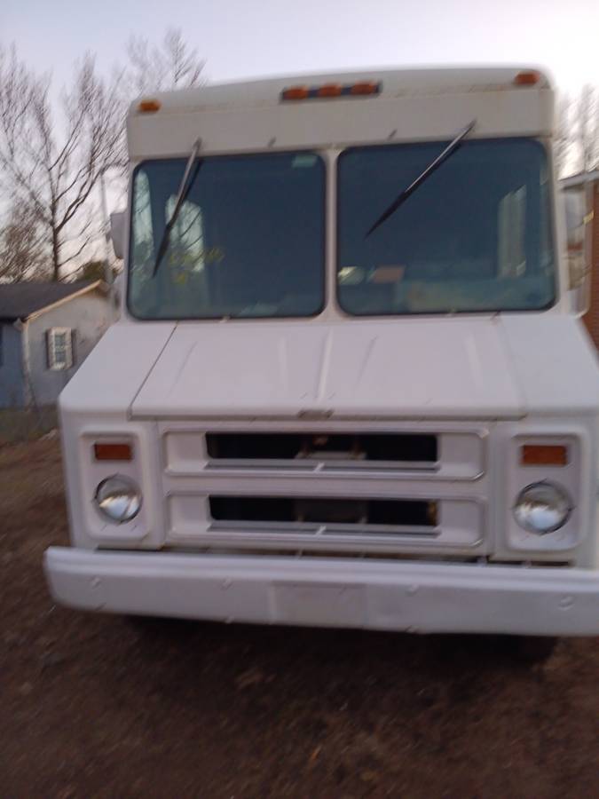 Chevy-stepvan-p30-1991-white-3
