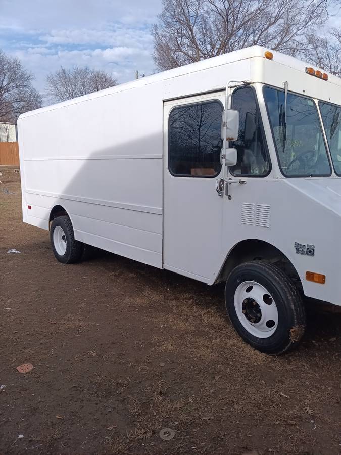 Chevy-stepvan-p30-1991-white-5