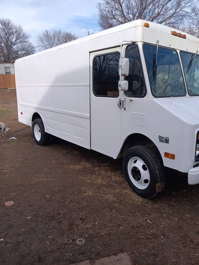 Chevy-stepvan-p30-1991-white-6