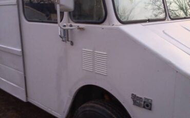 Chevy-stepvan-p30-1991-white-7