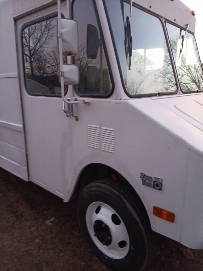 Chevy-stepvan-p30-1991-white-7
