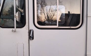 Chevy-stepvan-p30-1991-white-9