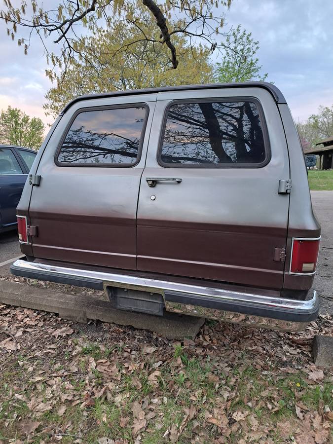 Chevy-suburban-1500-1990-custom-4