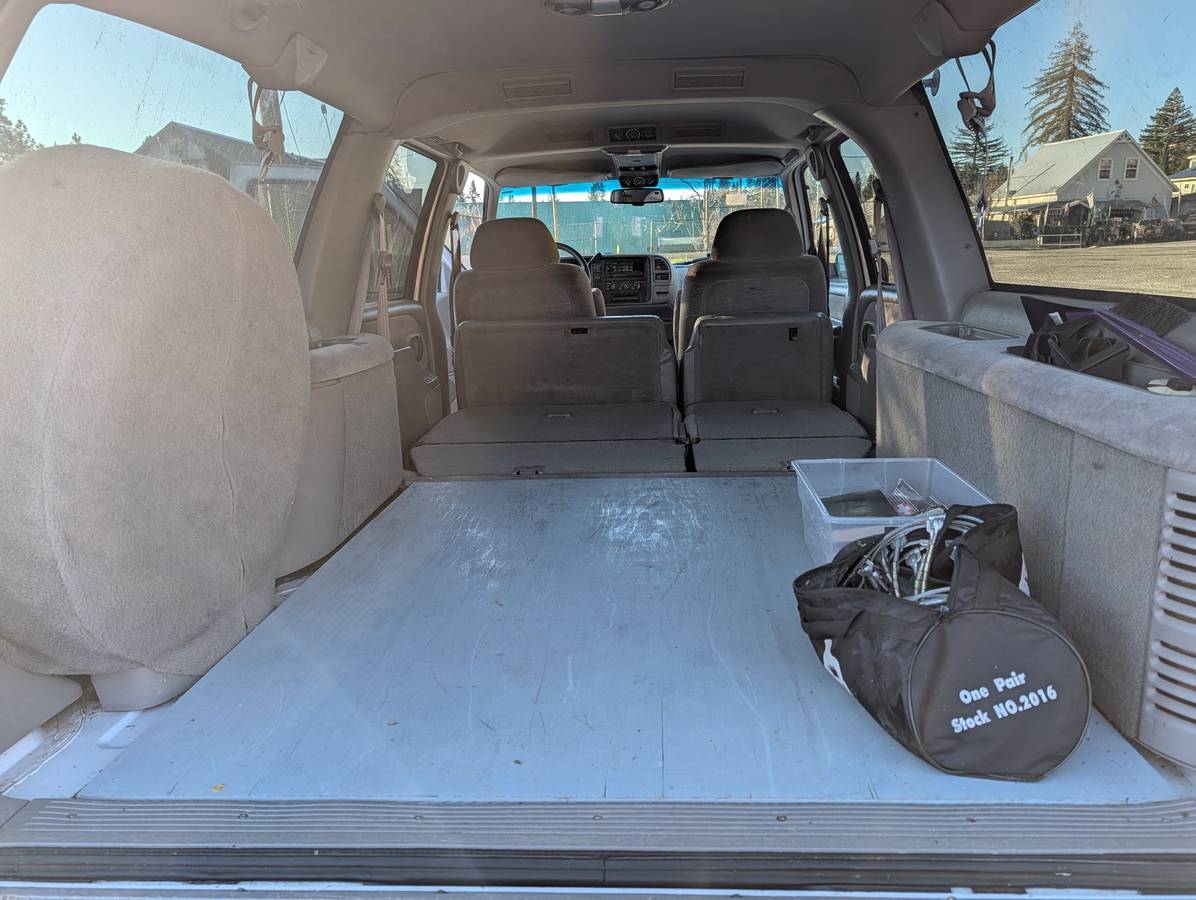 Chevy-suburban-1995-white-1