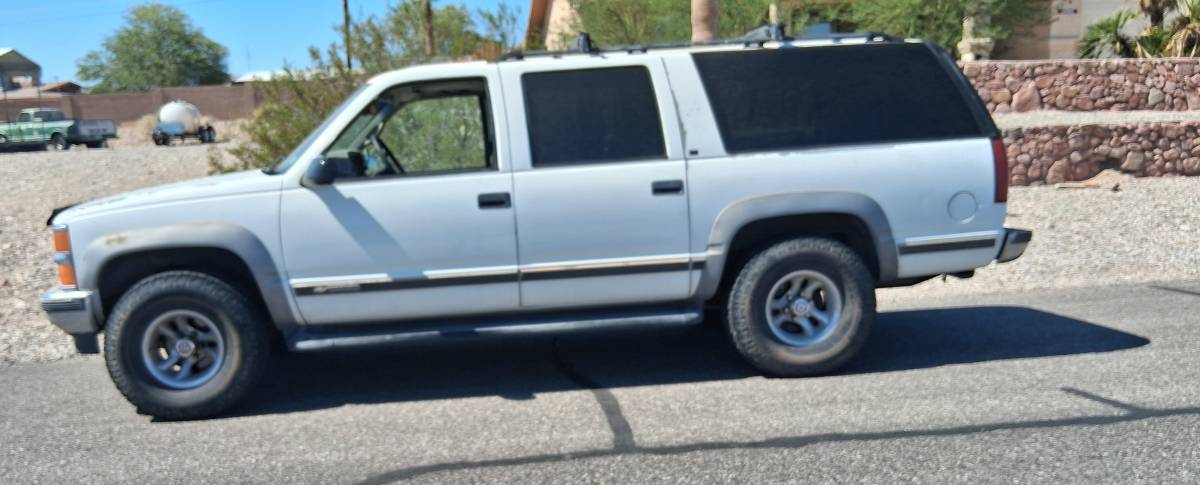 Chevy-suburban-4wd.-1996-white-1