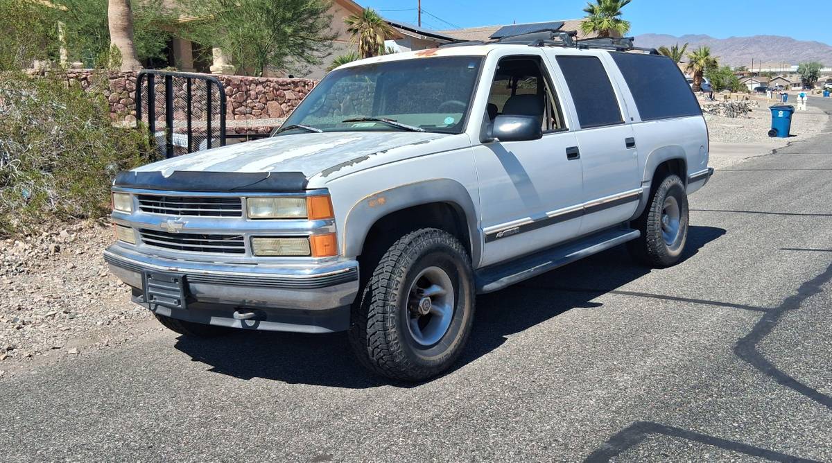 Chevy-suburban-4wd.-1996-white-2