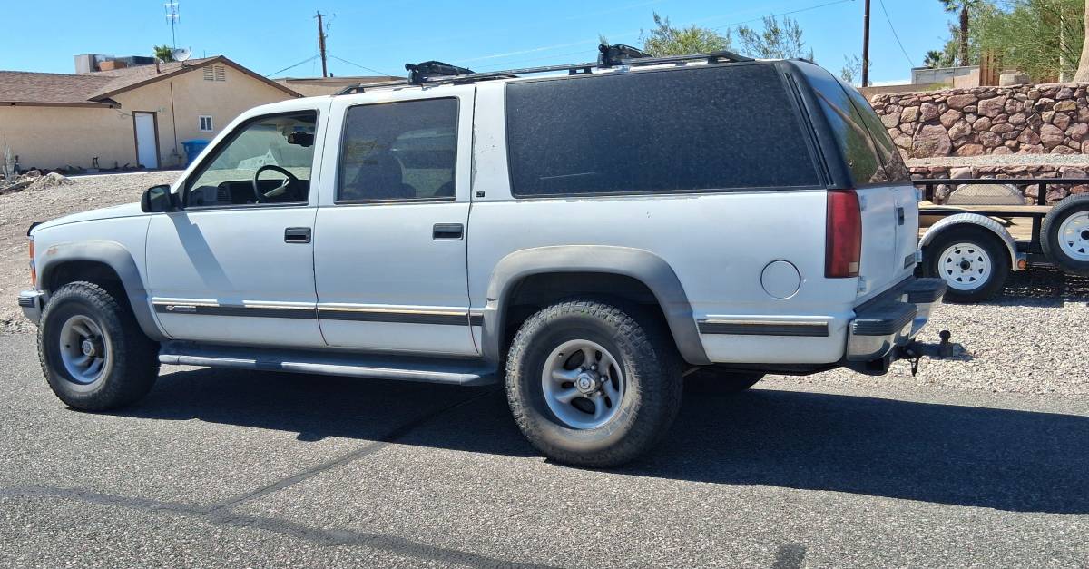 Chevy-suburban-4wd.-1996-white-3