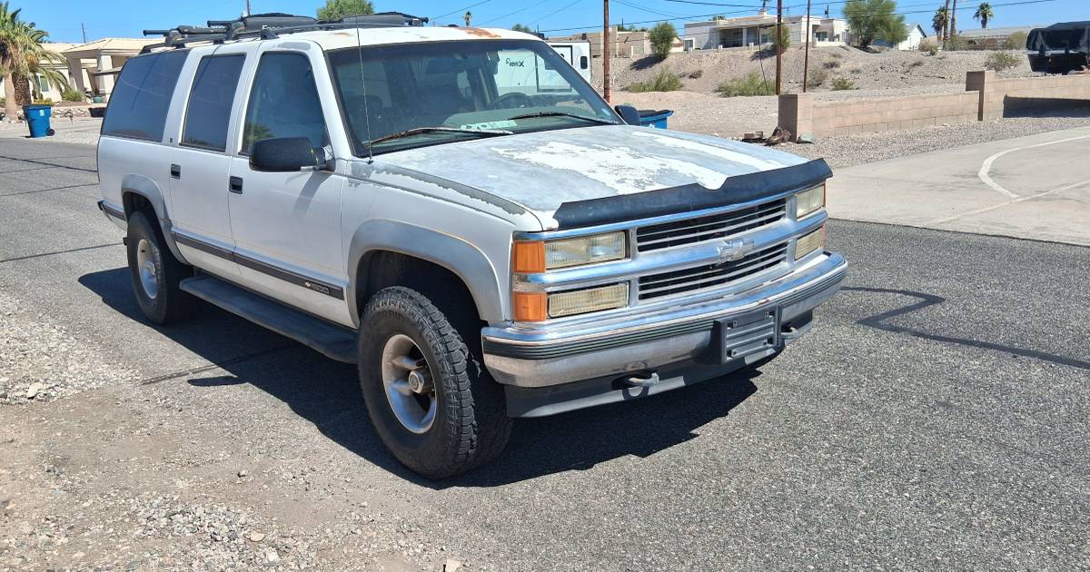 Chevy-suburban-4wd.-1996-white-4