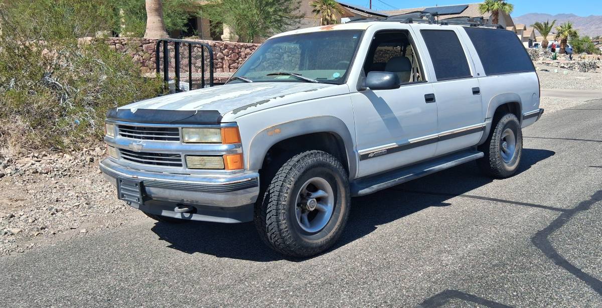 Chevy-suburban-4wd.-1996-white-5