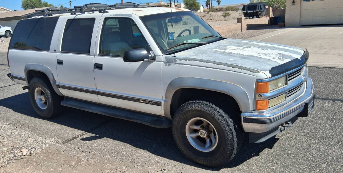 Chevy-suburban-4wd.-1996-white-6