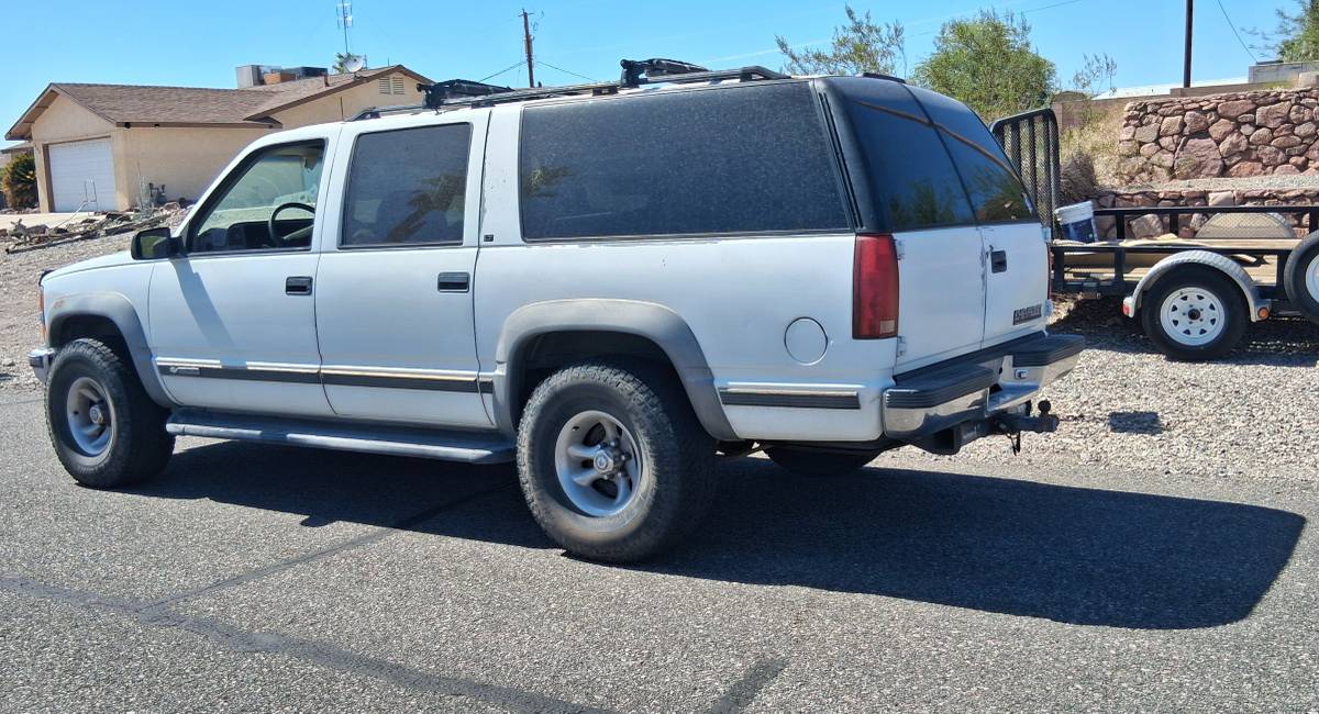Chevy-suburban-4wd.-1996-white