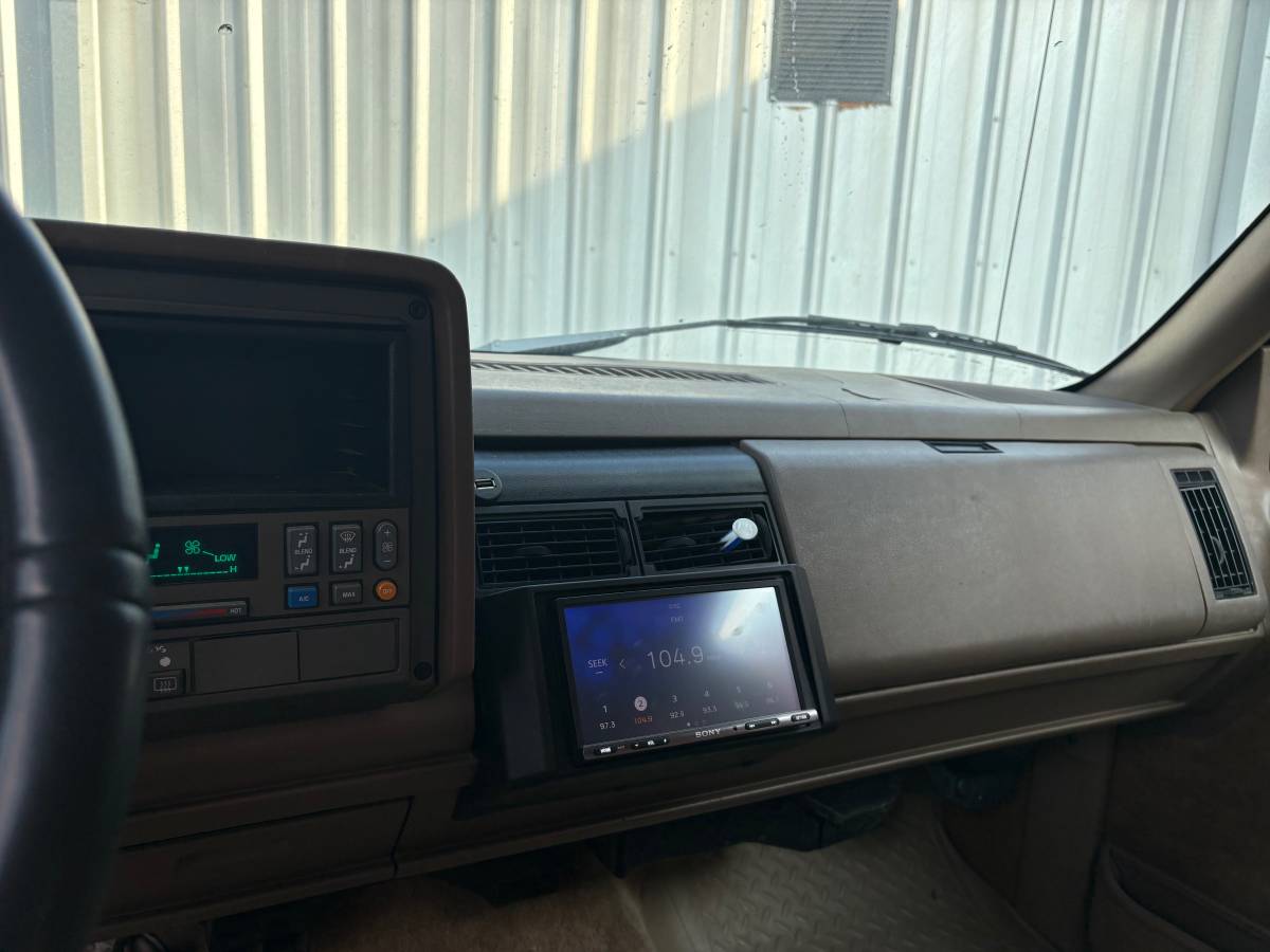 Chevy-suburban-lt-4x4-1993-brown-5