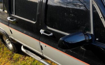 Chevy-suburban-v-1500-1991-black-1