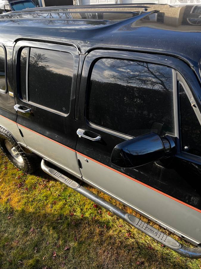 Chevy-suburban-v-1500-1991-black-1