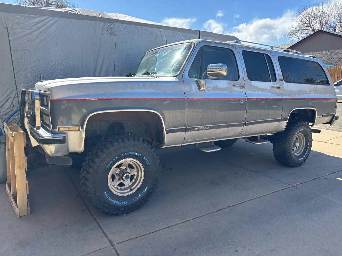 Chevy-suburban-v1500-5.7-4x4-1990-grey-1