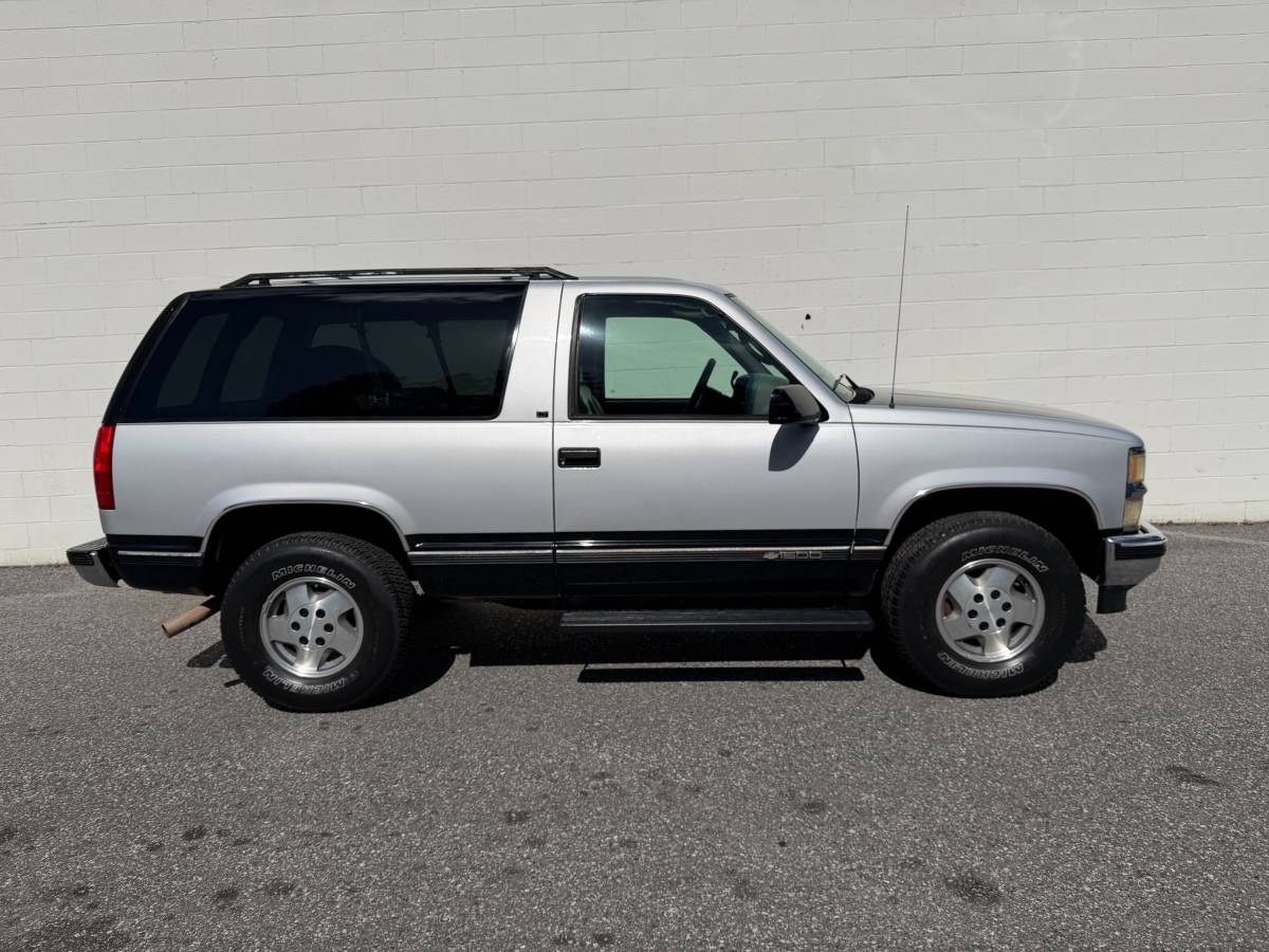 Chevy-tahoe-lt-4x4-1995-silver-1