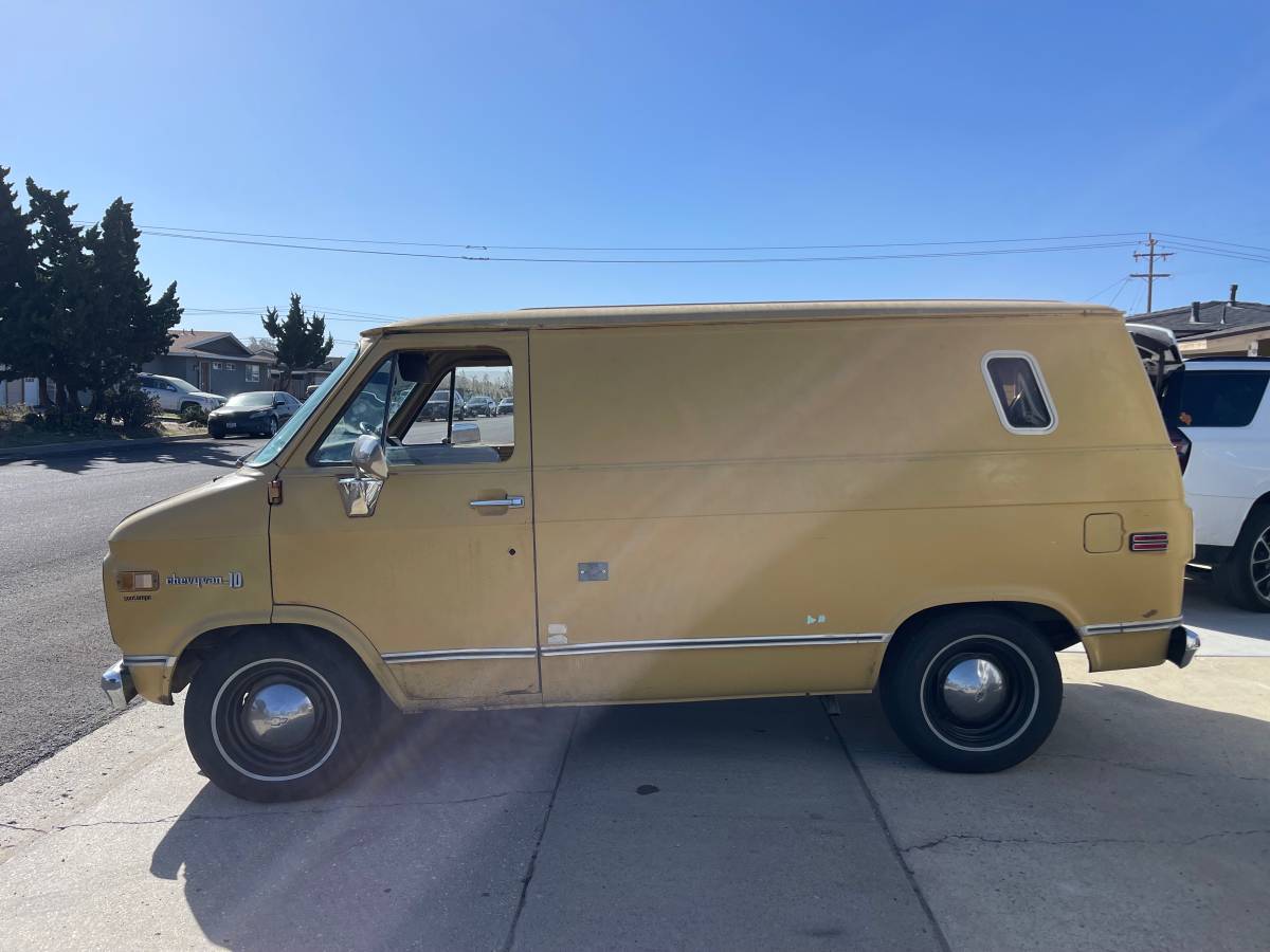 Chevy-van-1974-yellow-1