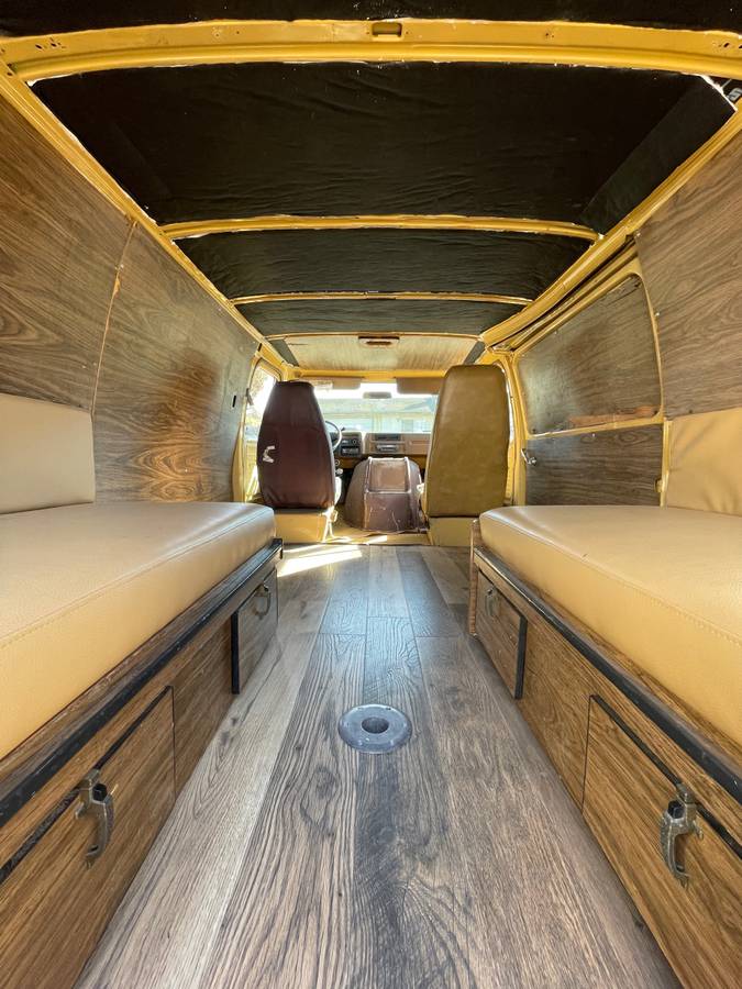 Chevy-van-1974-yellow-4