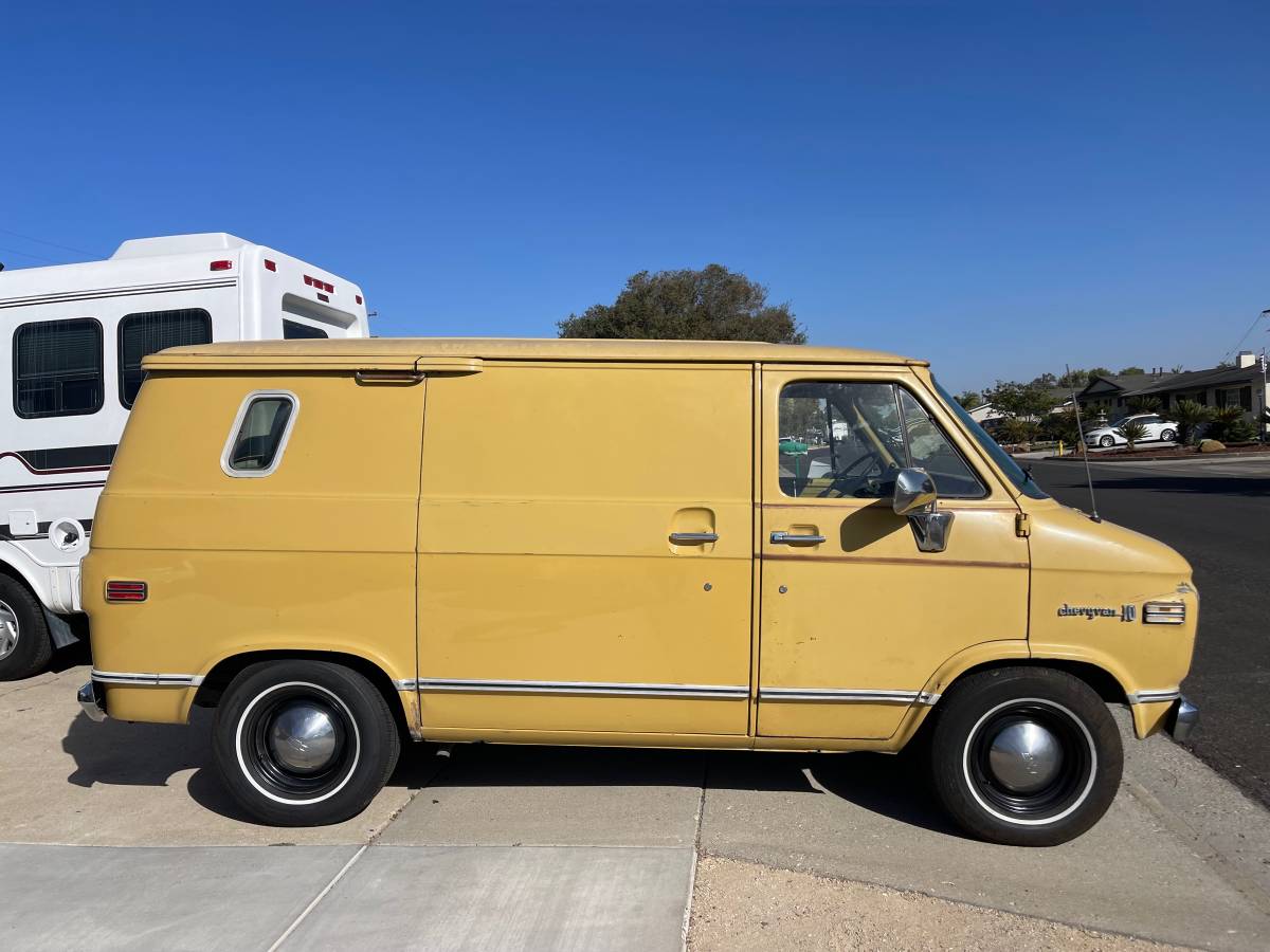Chevy-van-1974-yellow