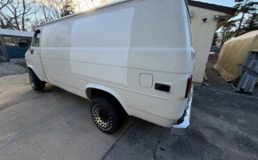 Chevy-van-1989-white-1