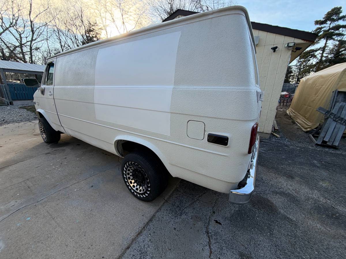 Chevy-van-1989-white-1