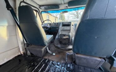 Chevy-van-1989-white-10