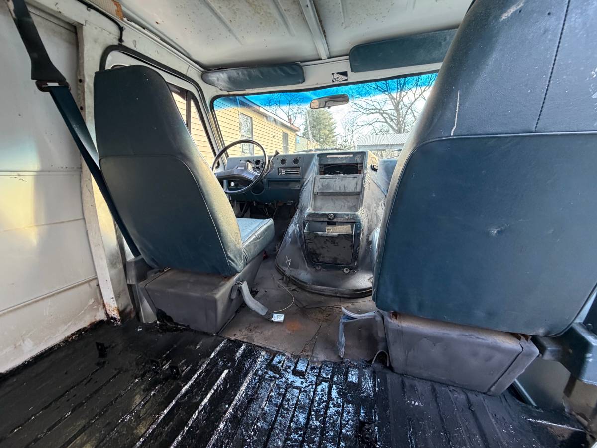 Chevy-van-1989-white-10