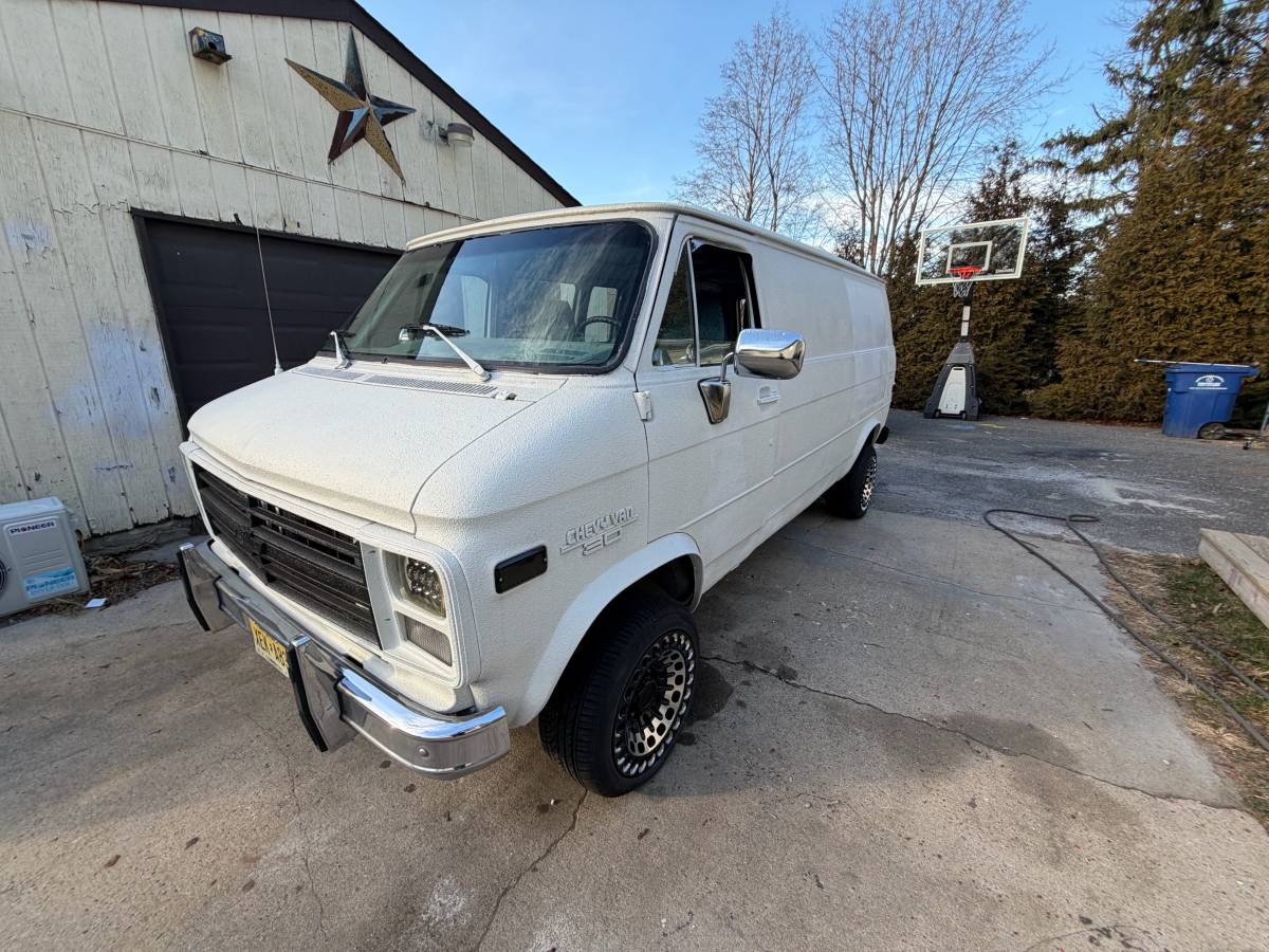 Chevy-van-1989-white-11