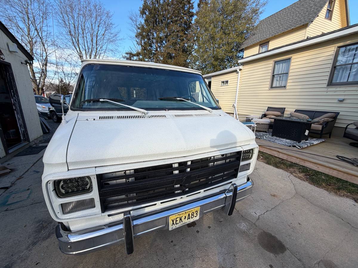 Chevy-van-1989-white-12