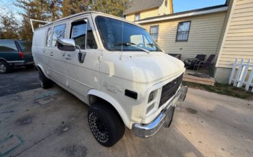 Chevy-van-1989-white-13