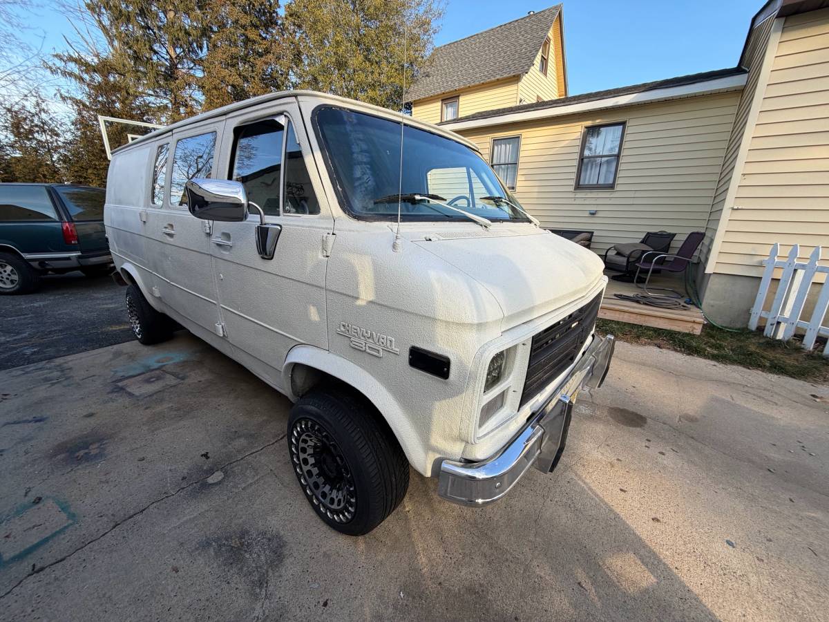 Chevy-van-1989-white-13