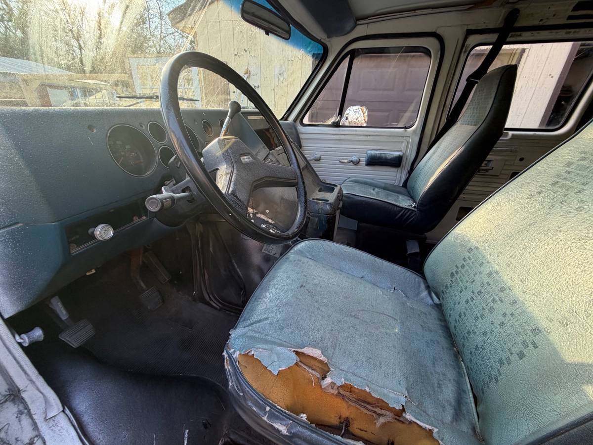 Chevy-van-1989-white-14