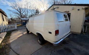 Chevy-van-1989-white-16