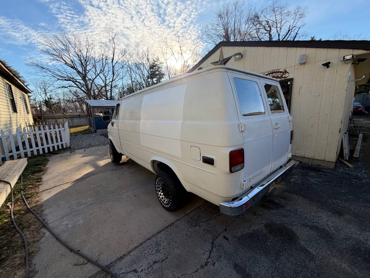 Chevy-van-1989-white-16