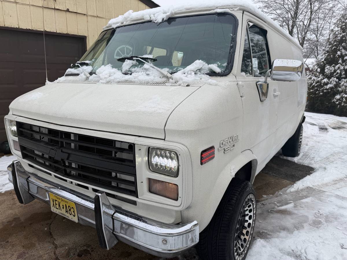 Chevy-van-1989-white-17
