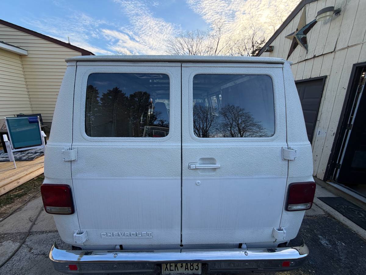 Chevy-van-1989-white-2