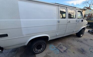 Chevy-van-1989-white-3