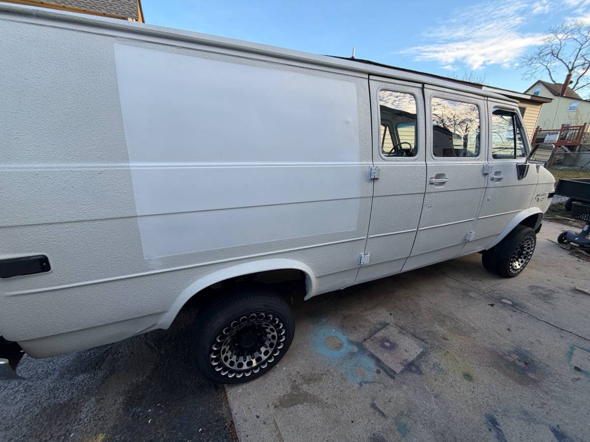 Chevy-van-1989-white-3