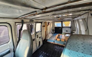 Chevy-van-1989-white-4