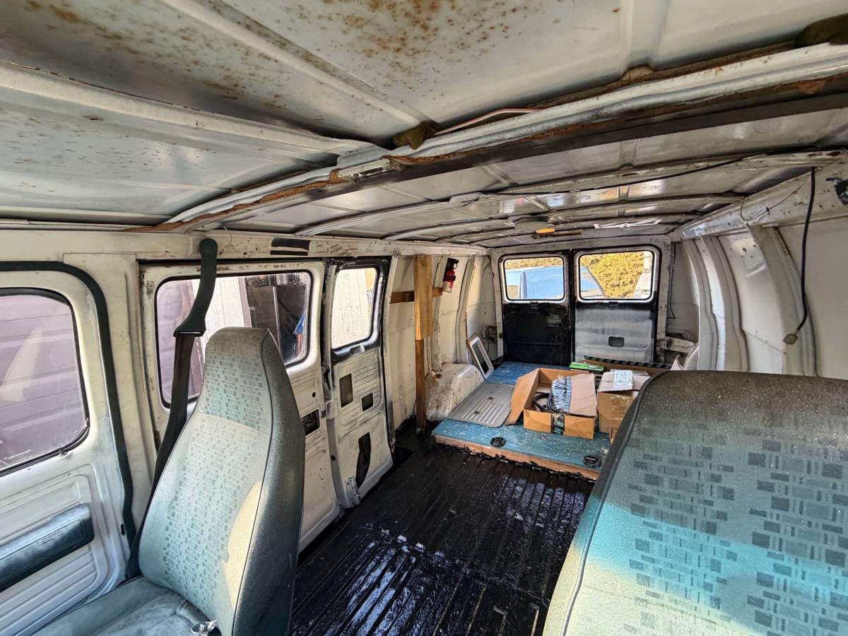 Chevy-van-1989-white-4