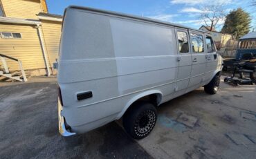 Chevy-van-1989-white-5
