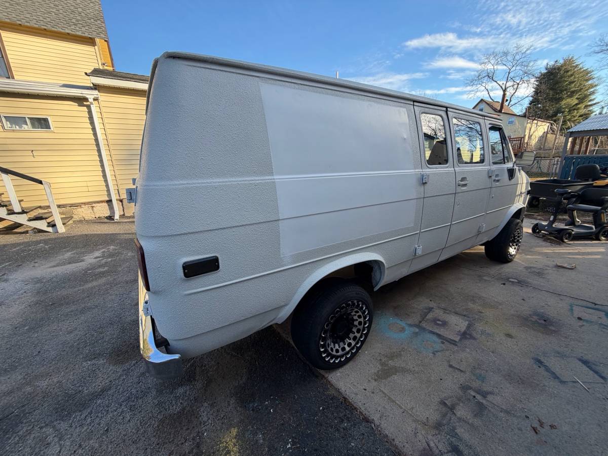 Chevy-van-1989-white-5