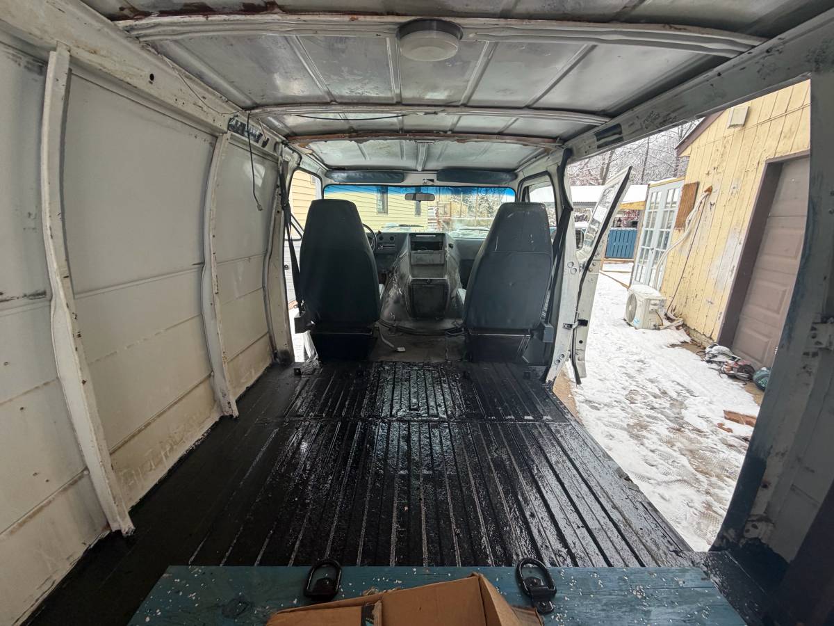 Chevy-van-1989-white-6