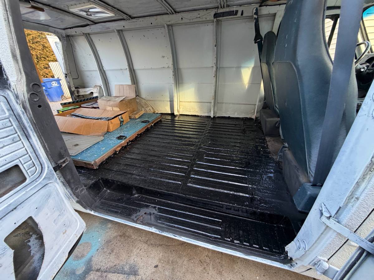 Chevy-van-1989-white-9