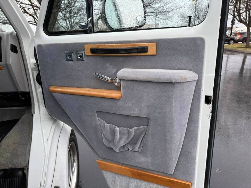 Chevy-van-1992-white-11